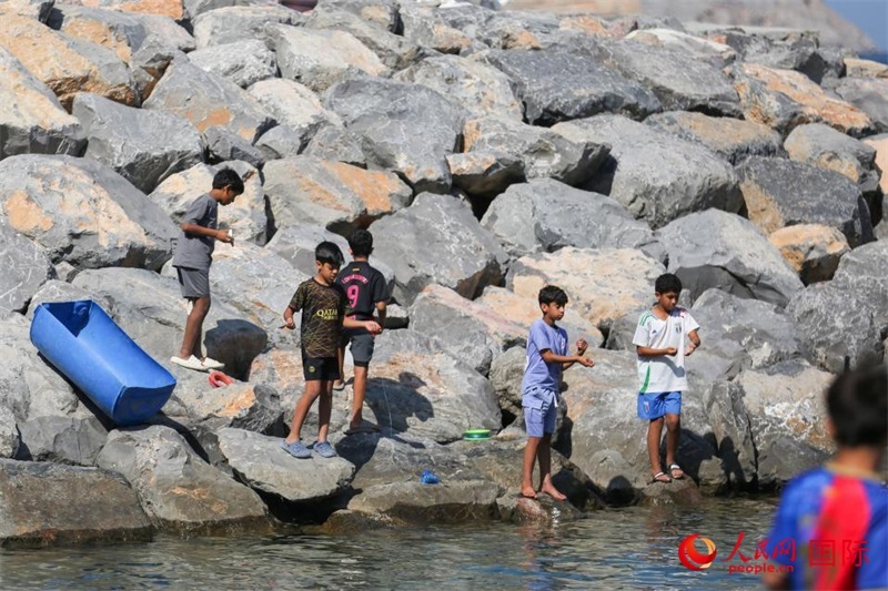 在海邊玩耍的孩子們。人民網(wǎng) 塔里克·易卜拉欣攝