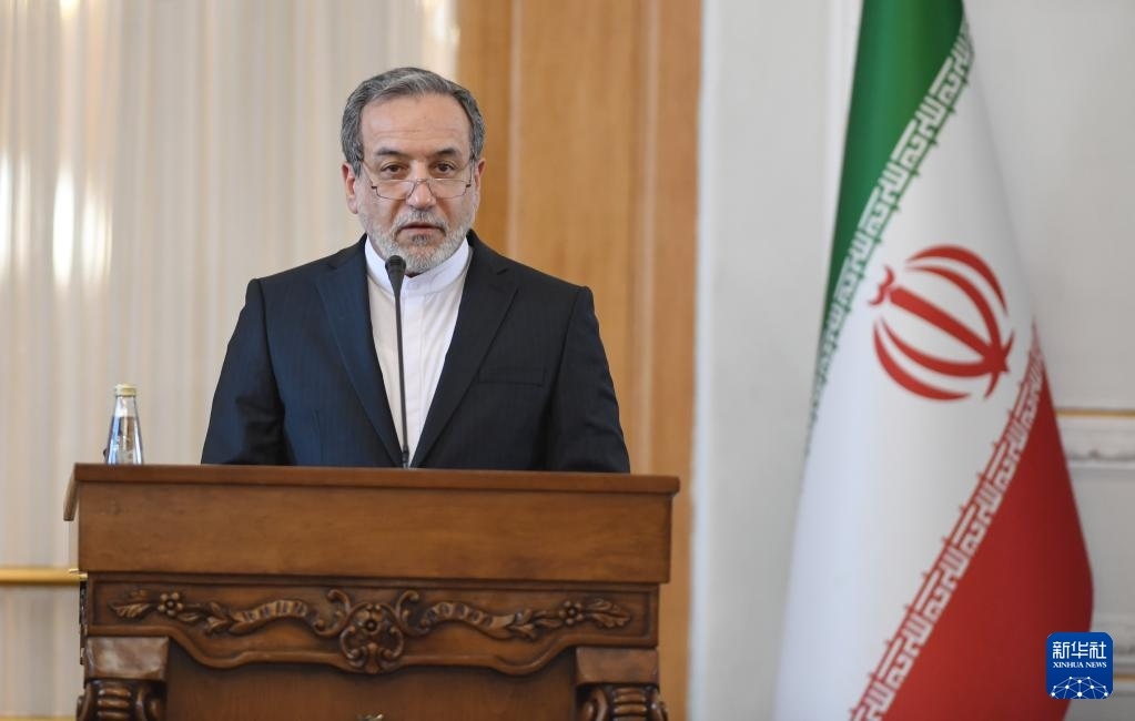 2月25日，在伊朗德黑蘭，伊朗外交部長(zhǎng)阿拉格齊出席聯(lián)合新聞發(fā)布會(huì)。新華社記者 沙達(dá)提 攝