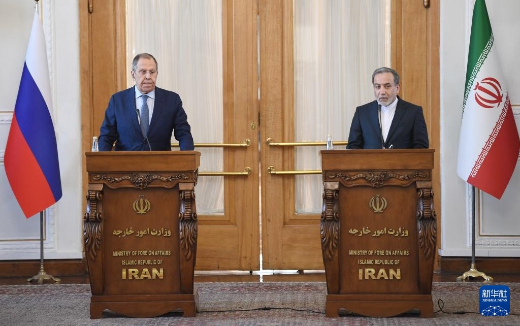 2月25日，在伊朗德黑蘭，伊朗外交部長(zhǎng)阿拉格齊（右）與俄羅斯外長(zhǎng)拉夫羅夫出席聯(lián)合新聞發(fā)布會(huì)。新華社記者 沙達(dá)提 攝