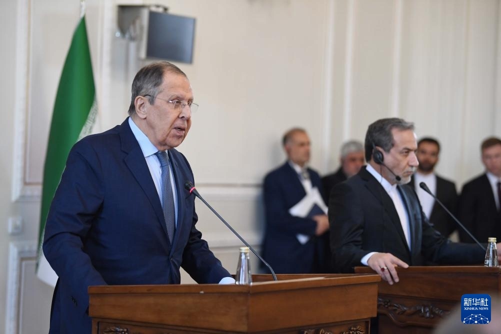 2月25日，在伊朗德黑蘭，俄羅斯外長(zhǎng)拉夫羅夫（左）與伊朗外交部長(zhǎng)阿拉格齊出席聯(lián)合新聞發(fā)布會(huì)。新華社記者 沙達(dá)提 攝