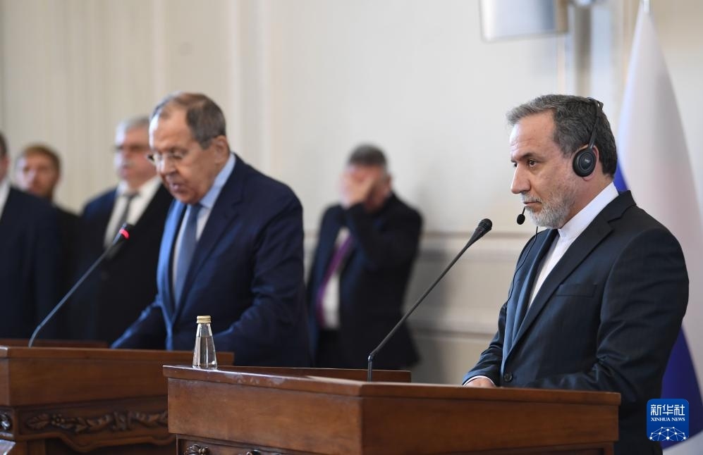 2月25日，在伊朗德黑蘭，伊朗外交部長(zhǎng)阿拉格齊（右）與俄羅斯外長(zhǎng)拉夫羅夫出席聯(lián)合新聞發(fā)布會(huì)。新華社記者 沙達(dá)提 攝