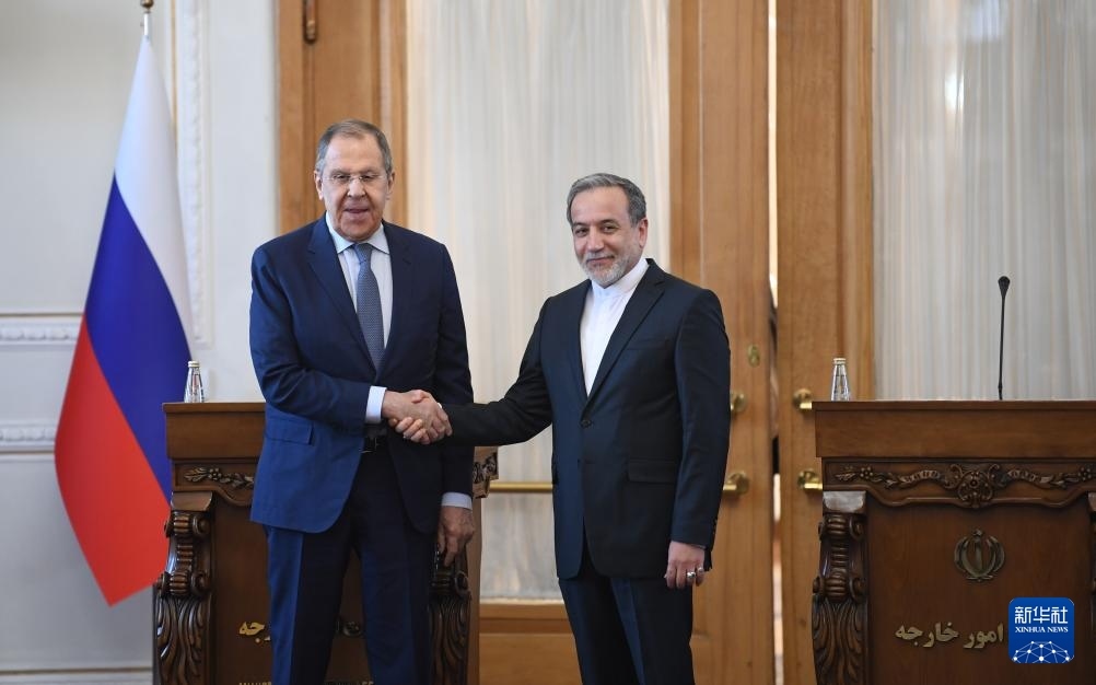 2月25日，在伊朗德黑蘭，伊朗外交部長(zhǎng)阿拉格齊（右）與俄羅斯外長(zhǎng)拉夫羅夫出席聯(lián)合新聞發(fā)布會(huì)。新華社記者 沙達(dá)提 攝