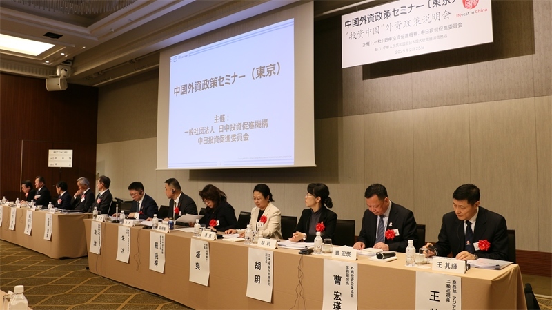 商務(wù)部和工業(yè)和信息化部相關(guān)司局負(fù)責(zé)人進(jìn)行政策說明以及答疑解惑。人民網(wǎng) 許可攝