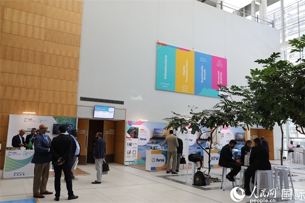 第5屆“共同金融”峰會在南非開普敦國際會議中心開幕。圖為與會嘉賓正在交談。人民網記者 戴楷然攝