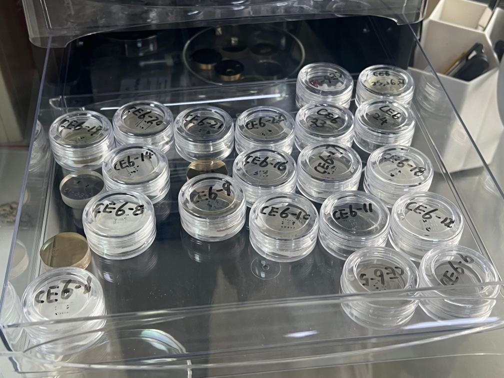 包含嫦娥六號(hào)樣品的樹(shù)脂靶。新華社記者 溫競(jìng)?cè)A 攝