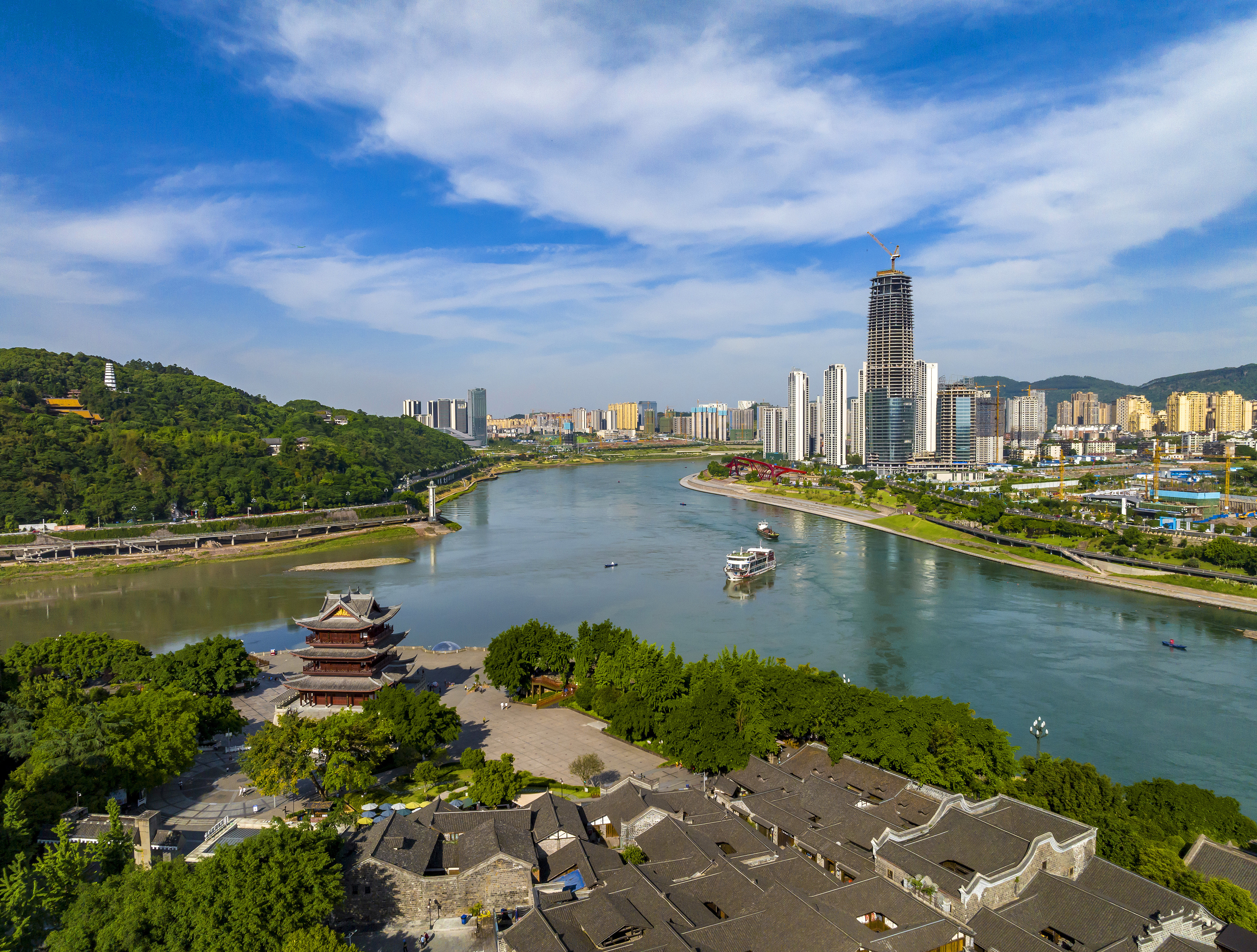 “長(zhǎng)江首城”四川宜賓，經(jīng)過(guò)長(zhǎng)江生態(tài)綜合治理后的三江交匯處風(fēng)光。