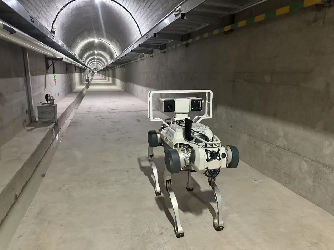 機(jī)器人正在對(duì)大壩廊道進(jìn)行巡檢，重點(diǎn)監(jiān)測(cè)裂縫，滲水點(diǎn)，積水等。水利部供圖