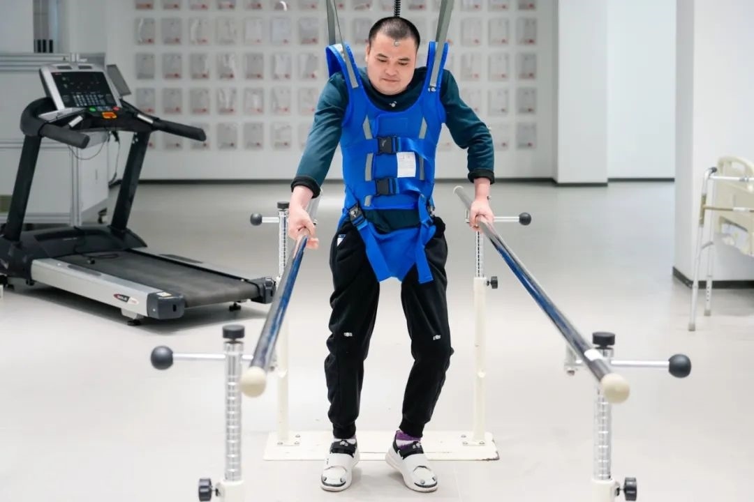 在術(shù)后第14天，患者依靠自身運動意圖行走。復(fù)旦大學(xué)供圖
