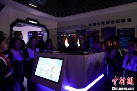 圖為學(xué)生們參觀道里區(qū)消防救援大隊(duì)消防科普體驗(yàn)館內(nèi)幻影成像燃燒三要素實(shí)驗(yàn)臺(tái)。中新社記者 趙宇航 攝