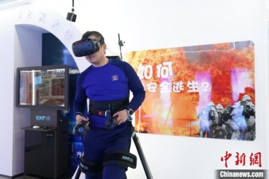 圖為消防員利用VR展示火災(zāi)如何逃生。中新社記者 趙宇航 攝