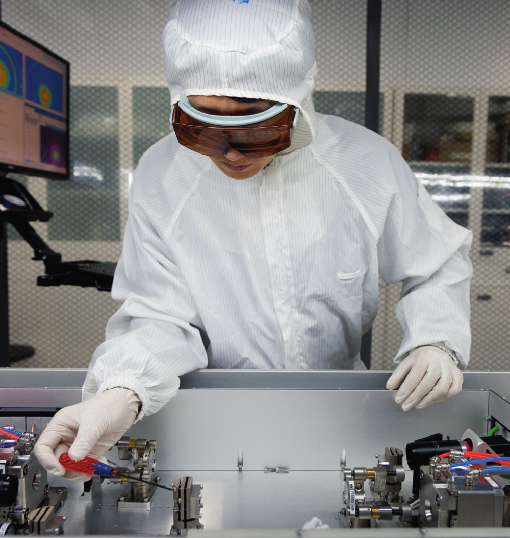 科研人員在廣東東莞阿秒科學(xué)中心實(shí)驗(yàn)室調(diào)試高性能激光器（2025年1月10日攝）。金立旺攝/本刊