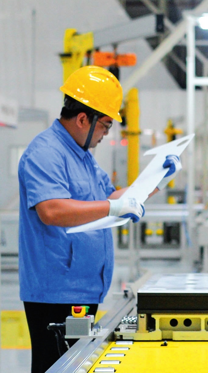 工人在位于廣東珠海的緯景儲(chǔ)能珠?！俺珿工廠”工作（2024年5月19日攝）。李任滋攝/本刊