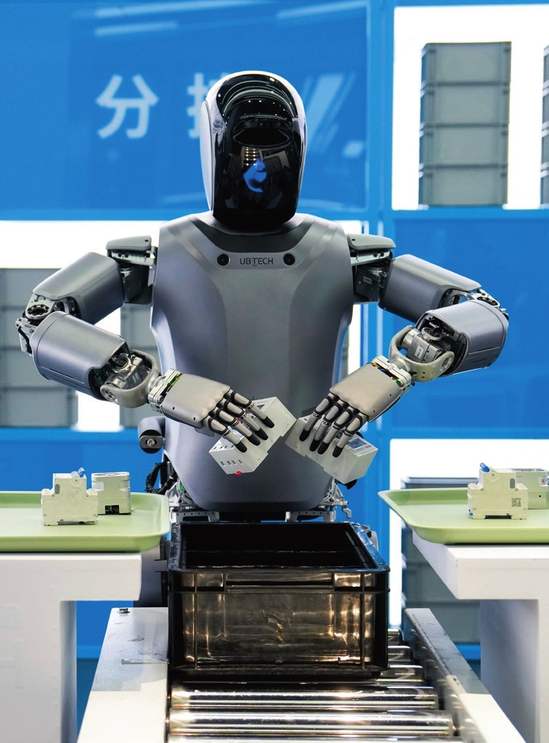 北京“機(jī)器人大世界”展示的優(yōu)必選人形機(jī)器人（2025年2月24日攝）。鞠煥宗攝/本刊