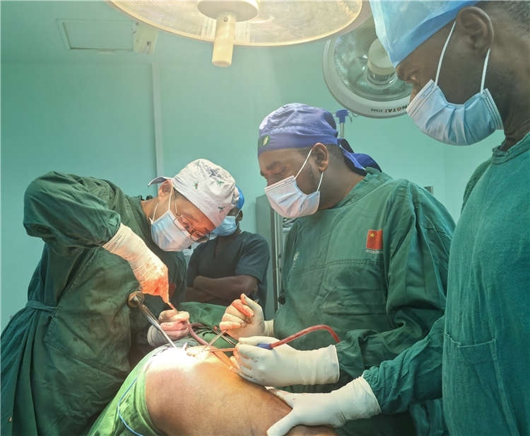 王磊醫(yī)師手術(shù)中。中國援桑醫(yī)療隊(duì)供圖