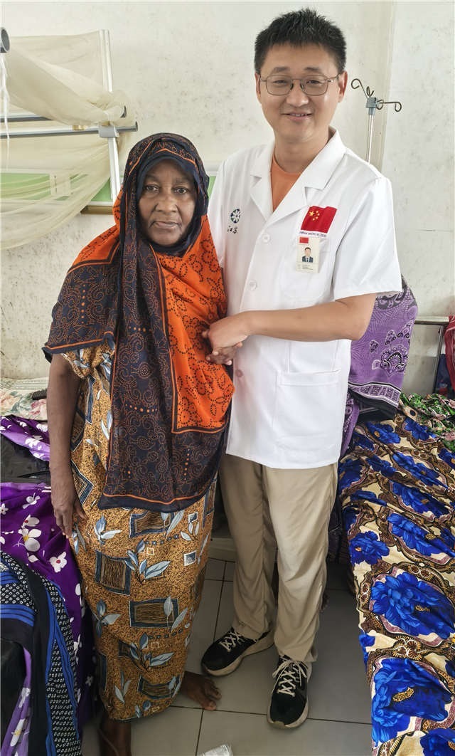 術(shù)后第二天患者即能站立。中國援桑醫(yī)療隊(duì)供圖