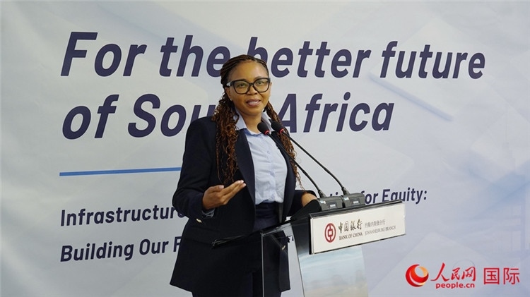 馬塞莫拉女士詳細(xì)介紹了南非政府在基礎(chǔ)設(shè)施建設(shè)方面的最新規(guī)劃和社會(huì)公益項(xiàng)目。人民網(wǎng) 劉暢攝