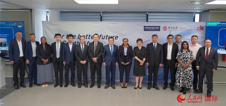 與會(huì)嘉賓合影。人民網(wǎng) 劉暢攝