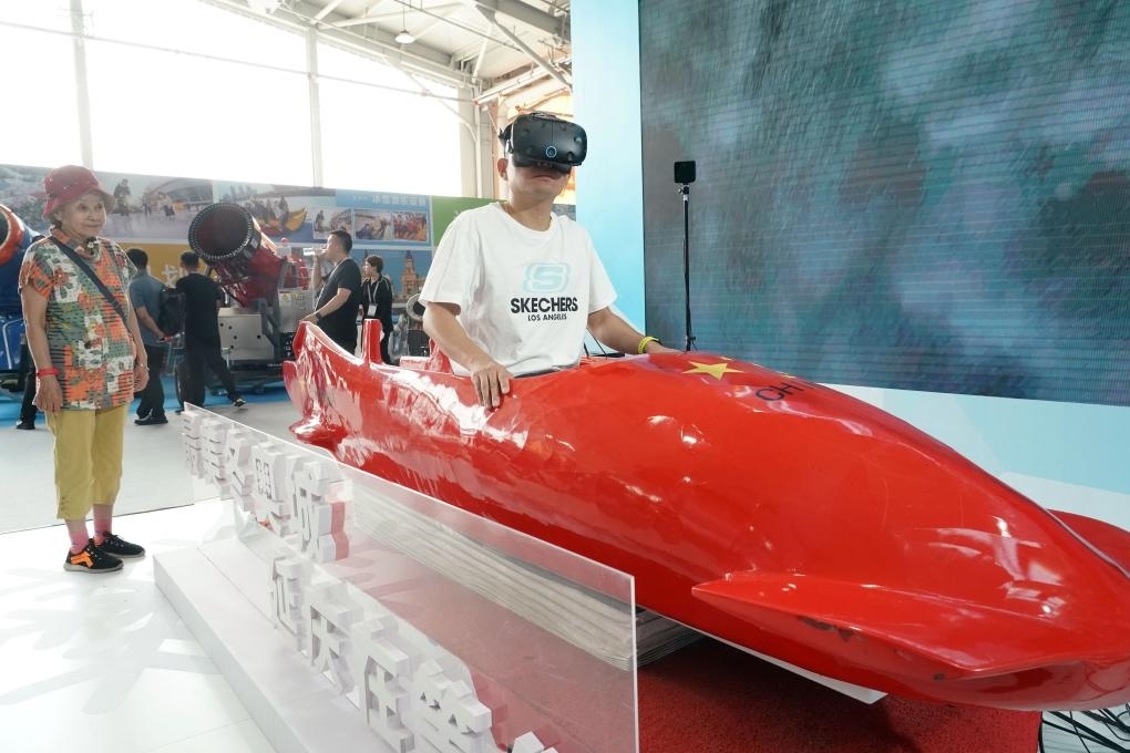 2023年9月15日，觀眾在2023國際冬季運動（北京）博覽會現(xiàn)場通過VR設(shè)備體驗雪車。新華社記者 任超 攝
