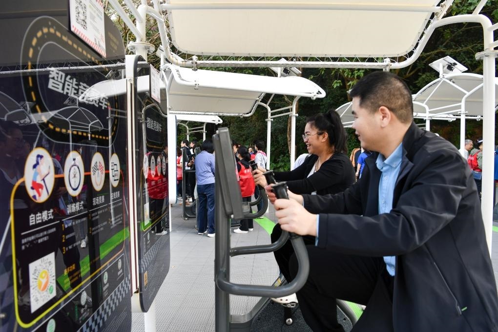 2024年1月20日，市民在蓮花山公園西區(qū)室外智能健身房參加競賽活動。當(dāng)日，深圳市室外智能健身競賽活動舉行。新華社記者 梁旭 攝