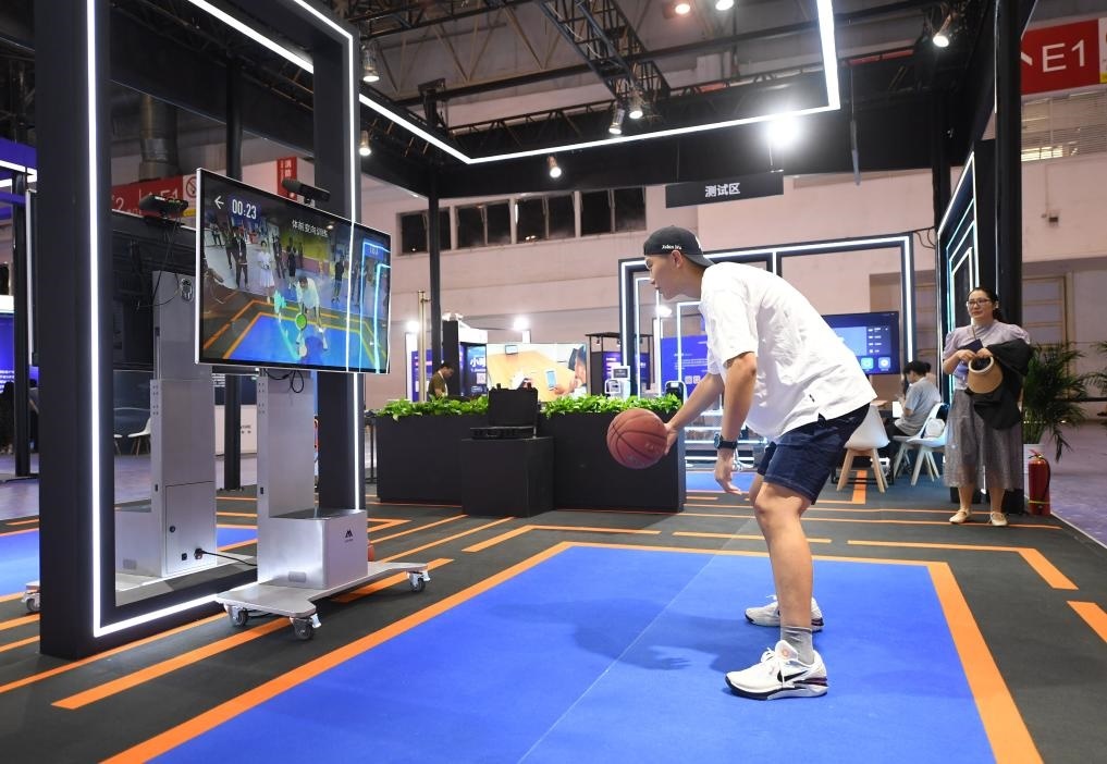 2023年8月25日，在HICOOL2023全球創(chuàng)業(yè)者峰會展覽展示區(qū)，觀眾體驗AI智慧體育運動系統(tǒng)。當(dāng)日，HICOOL2023全球創(chuàng)業(yè)者峰會在位于北京市順義區(qū)的中國國際展覽中心（新館）開幕。新華社記者 任超 攝