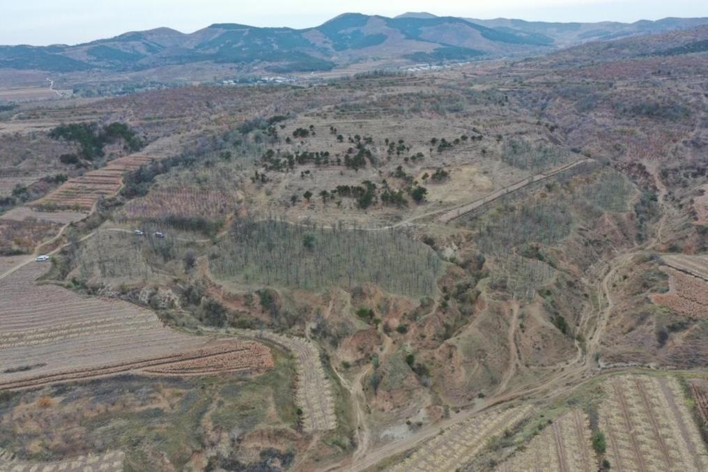 朝陽(yáng)凌源無(wú)白丁遺址群（2024年11月23日攝）。新華社發(fā)（遼寧省文物考古研究院供圖）