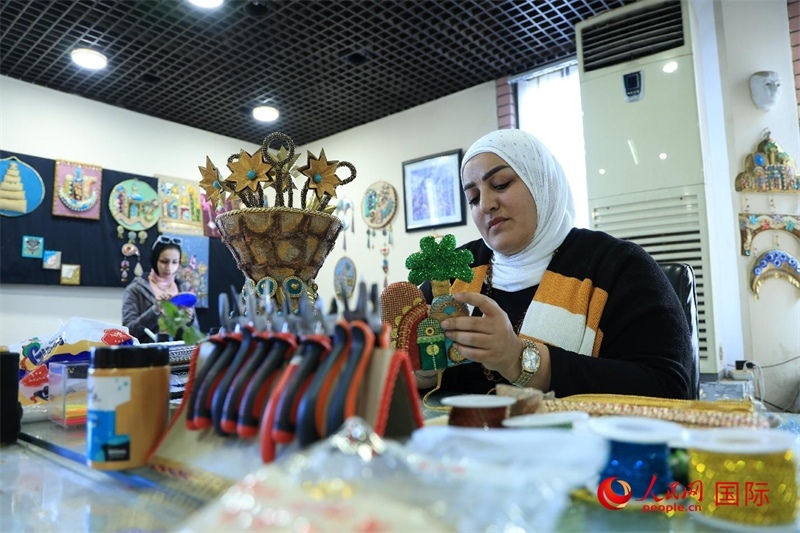 設(shè)計(jì)師娜達(dá)在制作巴比倫時(shí)期飾品。人民網(wǎng)伊納斯·易卜拉欣攝