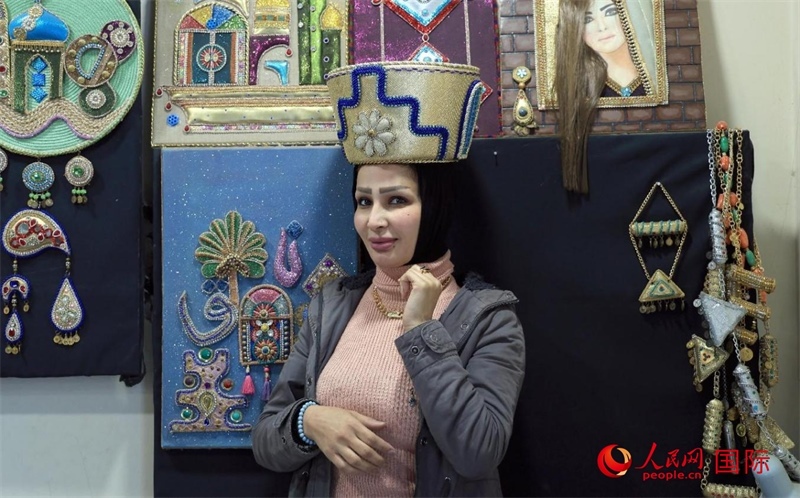 設(shè)計(jì)師展示亞述國王同款王冠。人民網(wǎng)伊納斯·易卜拉欣攝