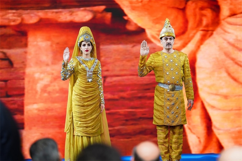 伊拉克時(shí)尚館舉辦的時(shí)裝展上，模特展示亞述時(shí)期服飾。伊拉克時(shí)尚館供圖