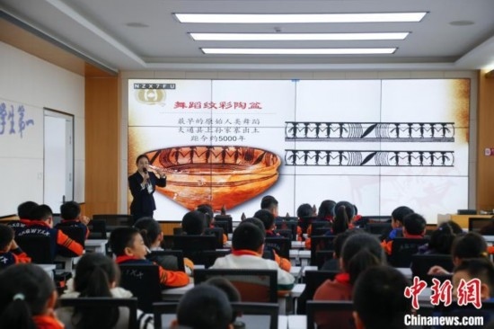 圖為學(xué)生在“國(guó)寶音樂(lè)會(huì)”社教課中了解舞蹈紋彩陶盆。中新社記者 馬銘言 攝