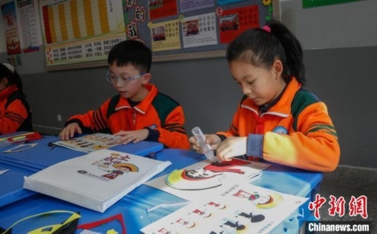 圖為學(xué)生參與“土族娃娃布貼畫(huà)”社教課。中新社記者 馬銘言 攝