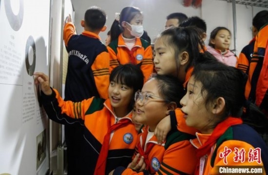 圖為學(xué)生參觀青海省博物館“1+3”主題流動(dòng)展覽，了解在青海喇家遺址出土的齊家文化 · 玉三璜聯(lián)璧。中新社記者 馬銘言 攝