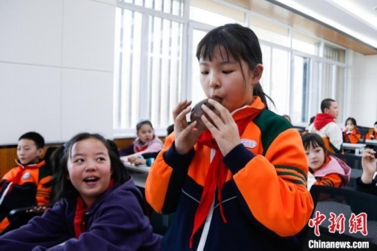 圖為學(xué)生在“國(guó)寶音樂(lè)會(huì)”社教課中體驗(yàn)吹陶塤。中新社記者 馬銘言 攝