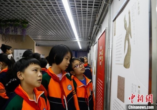 圖為學(xué)生參觀青海省博物館“1+3”主題流動(dòng)展覽，了解木舞俑。中新社記者 馬銘言 攝