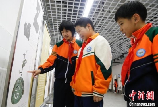 圖為學(xué)生了解出土于青海省西寧市大通回族土族自治縣的漢代鸞鳳銅熏爐蓋。中新社記者 馬銘言 攝