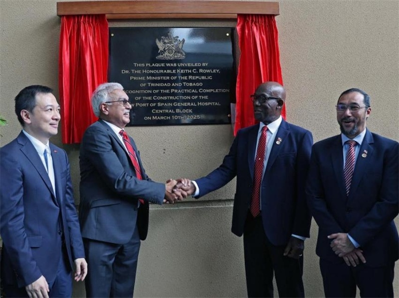 特多總理基思·羅利（右二）等特方政要、中國(guó)駐特多使館臨時(shí)代辦楊晗（左一）等出席西班牙港總醫(yī)院項(xiàng)目揭幕儀式。中國(guó)鐵建（加勒比）有限公司供圖