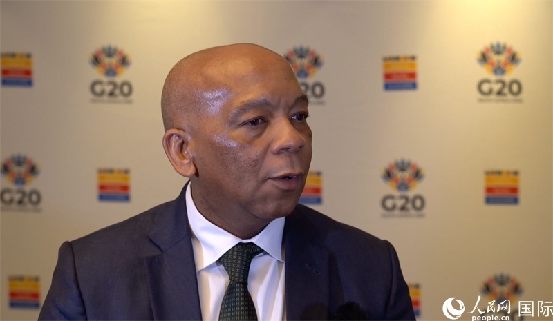 南非電力與能源部長洛西恩佐·拉莫豪帕接受人民網(wǎng)南非公司記者采訪。人民網(wǎng) 劉暢攝