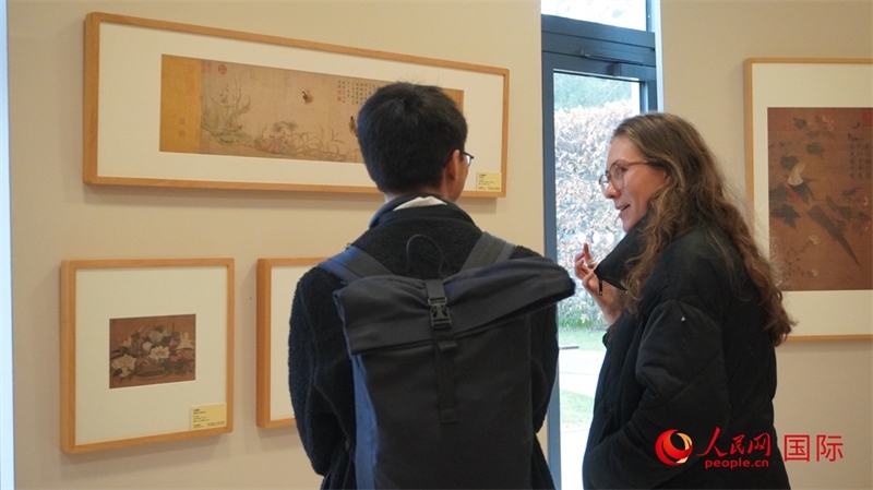 劍橋大學(xué)學(xué)者參觀宋畫特展。人民網(wǎng) 徐量攝