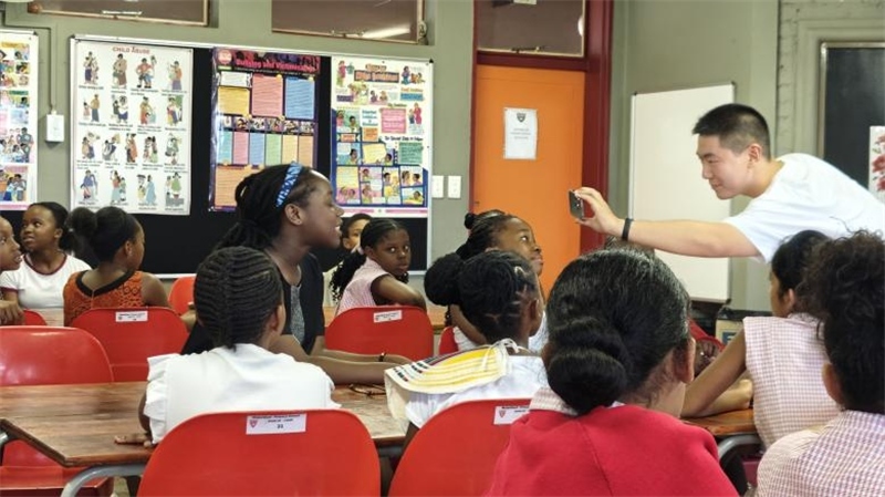 南非學(xué)生現(xiàn)場提問。