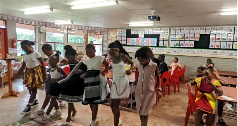 南非學(xué)生表演非洲歌舞，