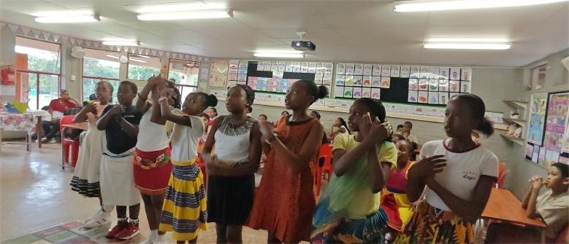 南非學(xué)生展示民族服飾，合唱《聽我說謝謝你》。