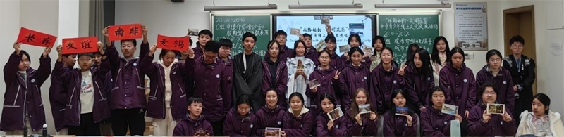 中南學(xué)生合影留念。