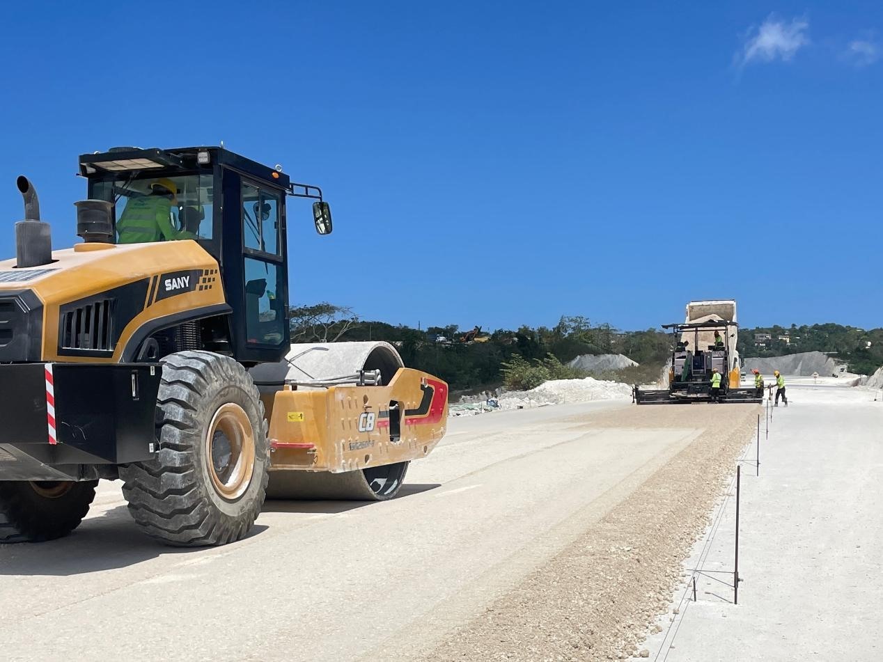 圖為中企承建的牙買加蒙特哥貝繞城路項目基層試驗段正在進(jìn)行攤鋪和碾壓施工，相關(guān)施工工作已于日前順利完成。中國港灣美洲區(qū)域公司供圖