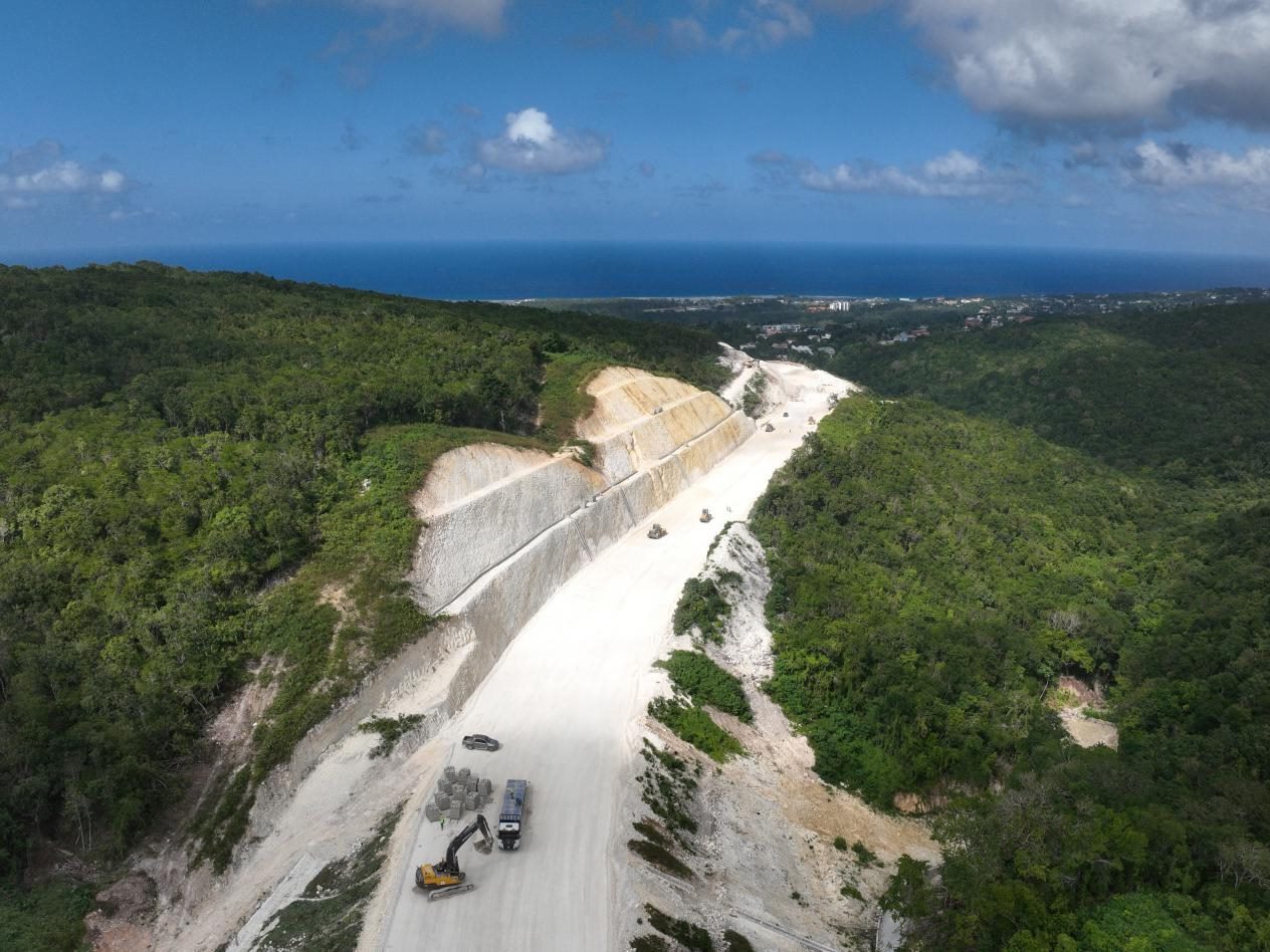 圖為中企承建的牙買加蒙特哥貝繞城路項目基層試驗段正在進(jìn)行攤鋪和碾壓施工，相關(guān)施工工作已于近日順利完成。中國港灣美洲區(qū)域公司供圖