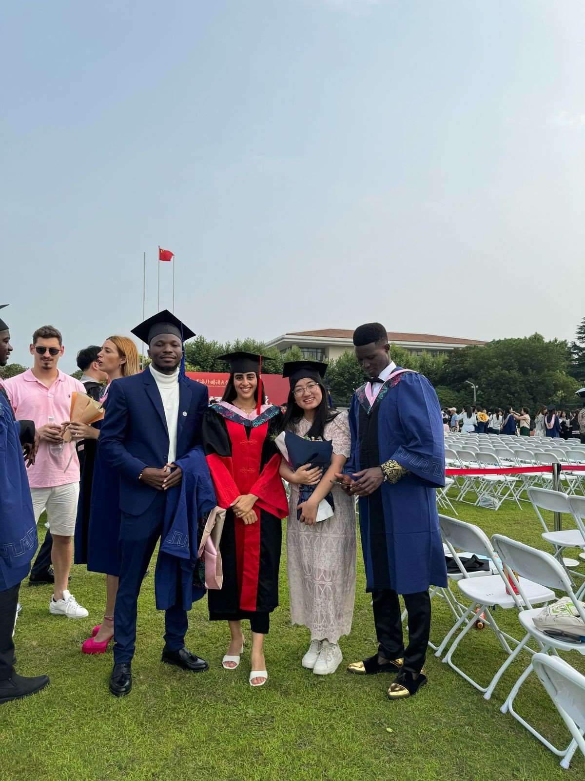 卡友琪（右三）在中國獲得學位后與同學合影。受訪者供圖