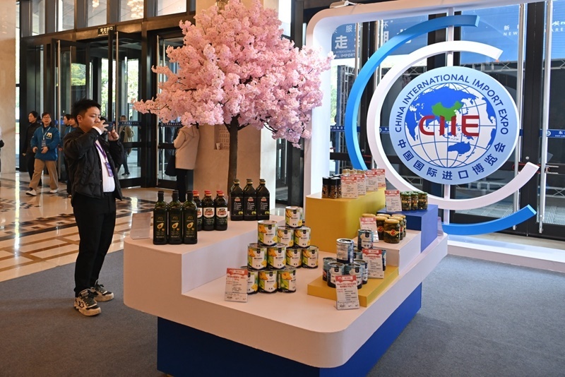 參會嘉賓在“進博會走進湖北”活動主題推介會展區(qū)拍攝。人民網(wǎng)記者 翁奇羽攝