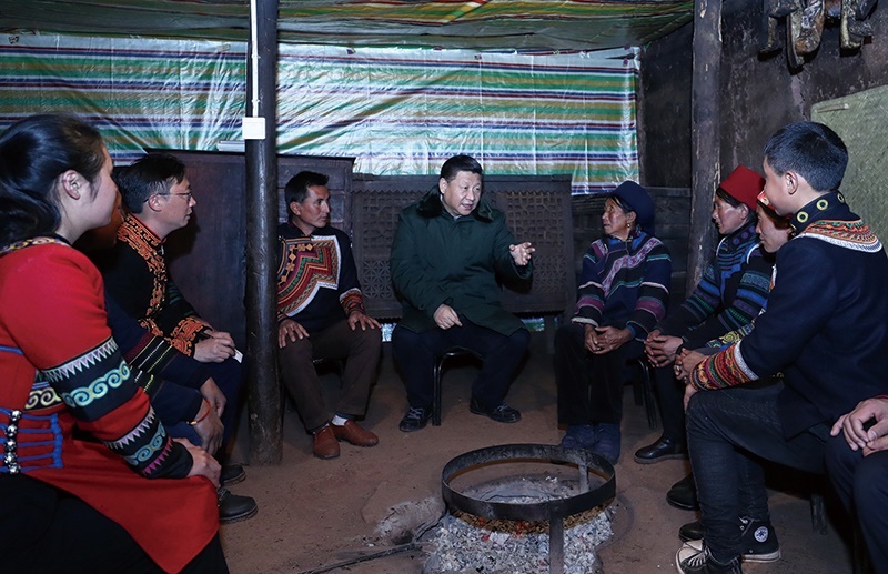 △2018年2月11日，四川涼山彝族自治州昭覺縣三岔河鄉(xiāng)三河村，習(xí)近平總書記來到村民節(jié)列俄阿木家中看望。