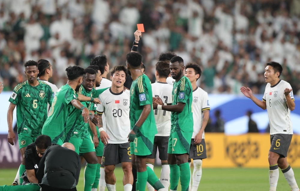 3月20日，主裁判向中國隊球員林良銘出示紅牌。新華社記者 王東震 攝