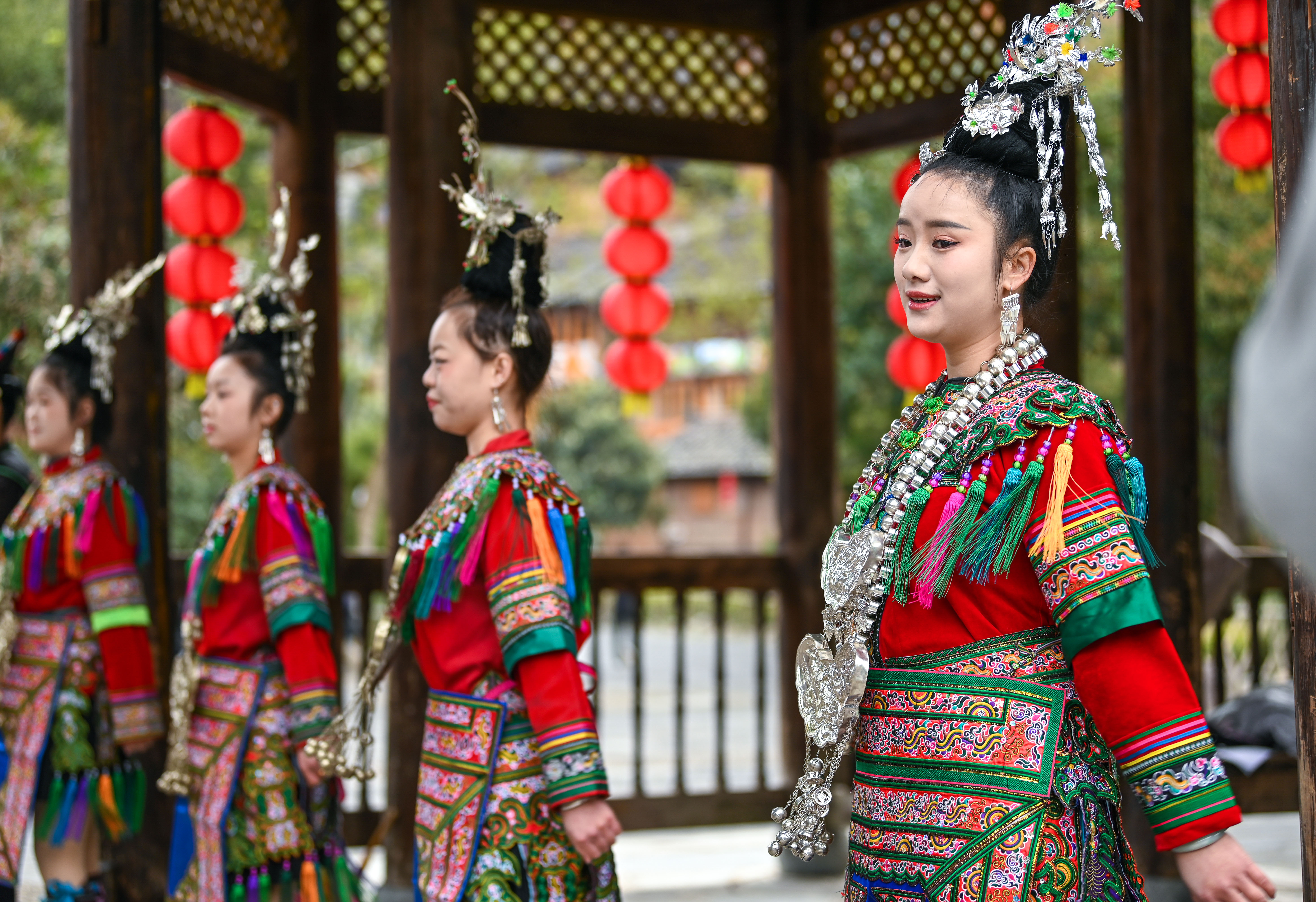  2025年3月18日，侗族群眾在貴州省黎平縣肇興侗寨給游客演唱侗族大歌。