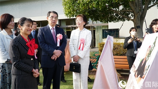 共同觀看女性成就圖片展。人民網(wǎng) 蔣曉辰攝