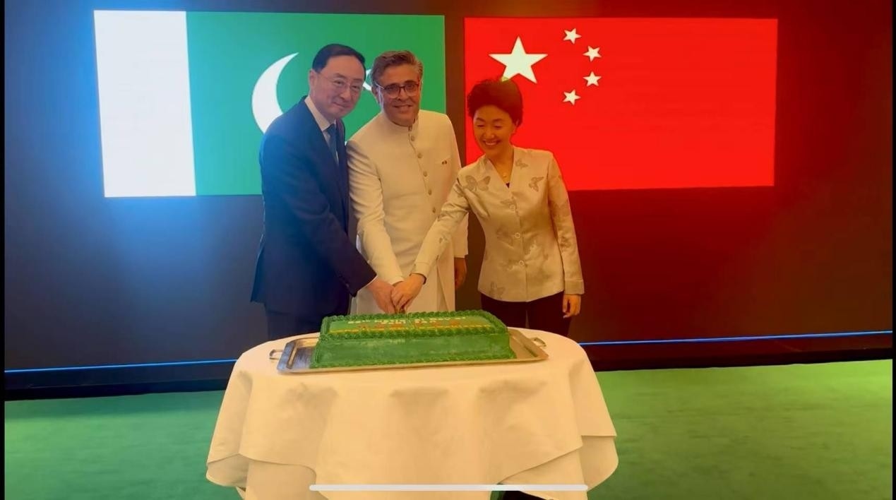 外交部副部長孫衛(wèi)東（左）、巴基斯坦駐華大使卡里爾·哈什米（中）、中聯(lián)部副部長孫海燕（右）共切蛋糕。巴基斯坦駐華大使館供圖